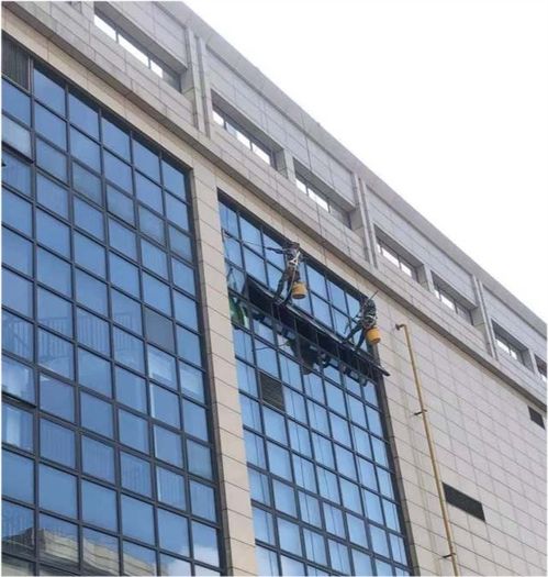 南京浦口江浦城管开展楼宇外立面清洗专项执法检查